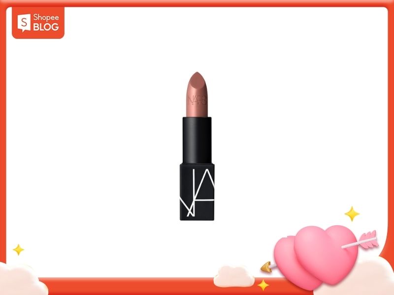 6c38c5d2-review-son-nars-6 Thỏi son màu nude trong ống son đen, nền trắng, viền đỏ với biểu tượng trái tim và đám mây trang trí.