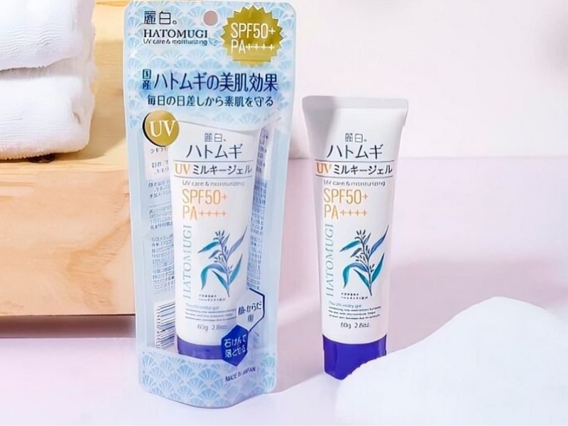 6e0fc05c-kem-chong-nang-hatomugi-co-may-loai-2 Hai tuýp kem chống nắng Hatomugi SPF 50+ PA++++, một tuýp trong bao bì, đặt trên bàn.