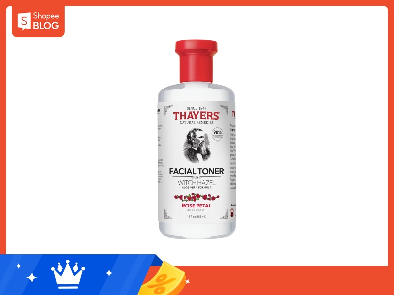 Chai toner Thayers với nắp đỏ, nhãn trắng có hình minh họa và chữ màu đỏ, chứa công thức Witch Hazel.