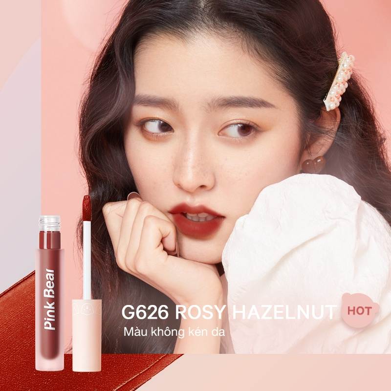 76a5c000-xxxx-compressed Người mẫu với son môi màu hồng, tóc cài kẹp ngọc trai, bên cạnh là sản phẩm son Pink Bear G626.