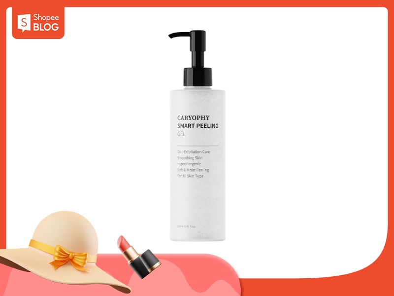 Chai gel tẩy tế bào chết với vòi bơm màu đen, nền trắng, có biểu tượng mũ và son môi ở góc dưới.