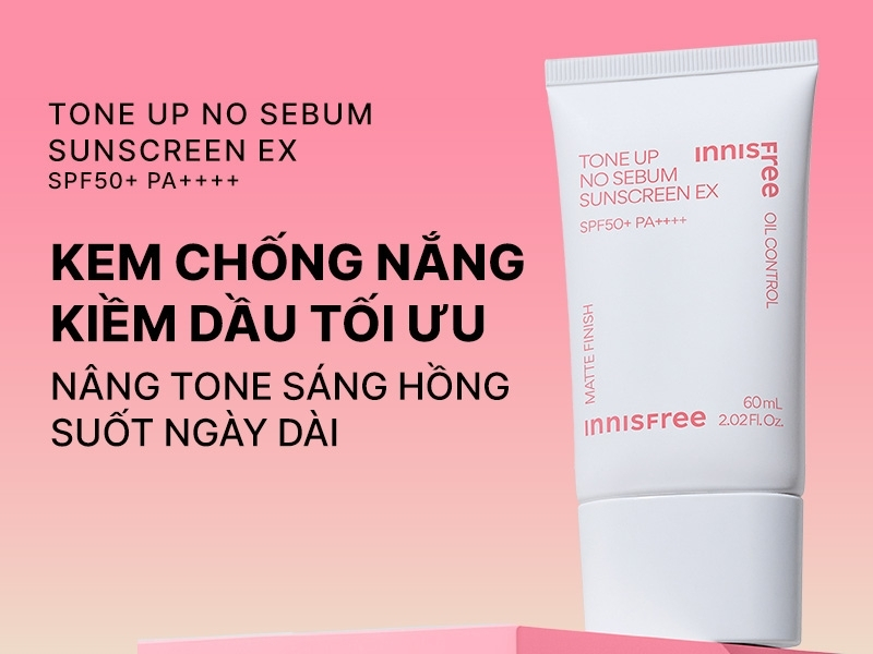 82d3d5d0-review-kem-chong-nang-nang-tone-innisfree-2 Hình ảnh sản phẩm kem chống nắng Innisfree, nền màu hồng, với chữ quảng cáo về tính năng kiềm dầu và nâng tông.