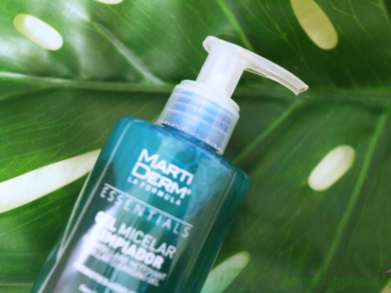 82d687a0-sua-rua-mat-cho-da-hon-hop-thien-kho-013 Chai gel làm sạch với vòi bơm đặt trên nền lá xanh.