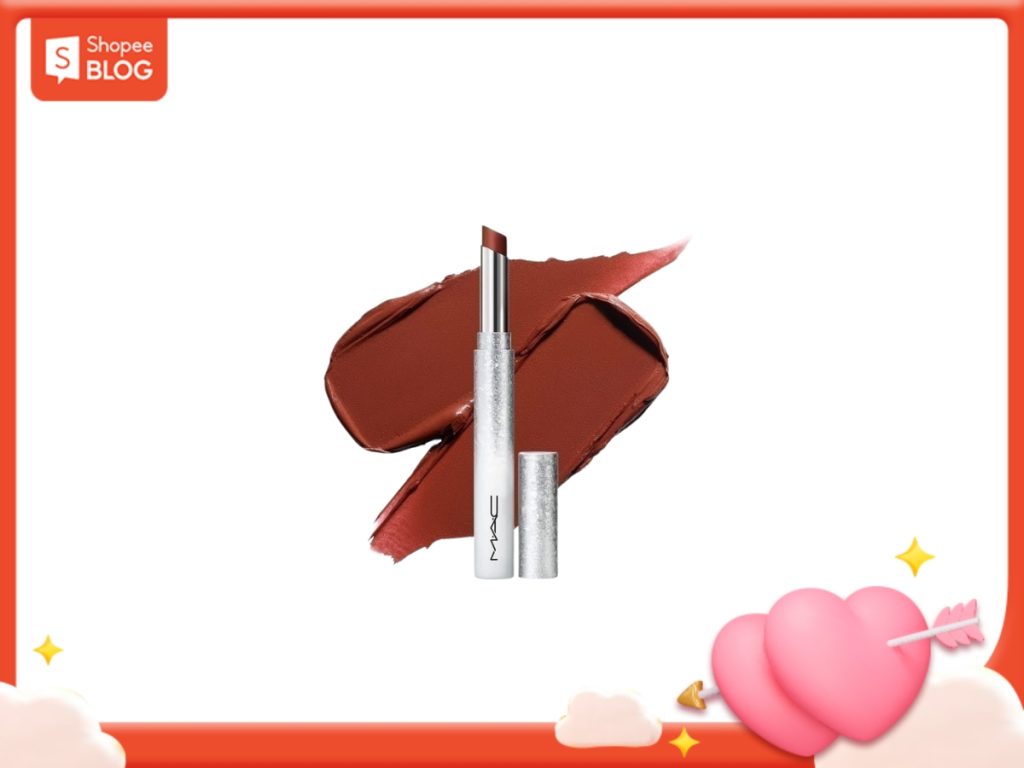 85612b43-review-son-mac-19-1024x768-1 Thỏi son màu nâu đỏ với vỏ bạc đặt trên nền có vệt son cùng màu, kèm khung trang trí đỏ và biểu tượng trái tim.