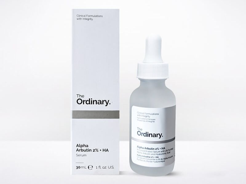 87b92863-serum-lam-deu-mau-da-9 Chai serum và hộp đựng của thương hiệu mỹ phẩm, dung tích 30ml, nền trắng đơn giản.