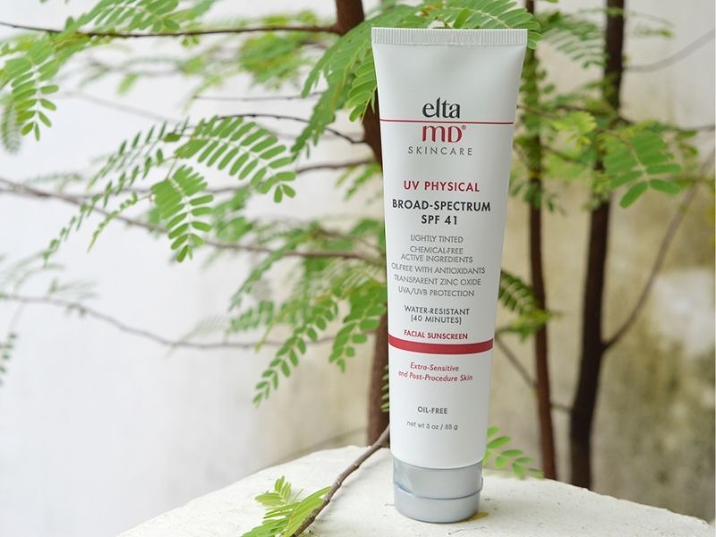 Tuýp kem chống nắng đặt trên nền cây xanh, có dòng chữ thông tin sản phẩm và chỉ số SPF 41.