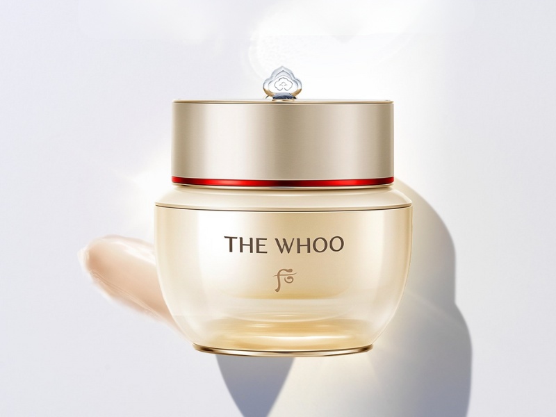 8e964bf2-kem-duong-phuc-hoi-da-treatment-17 Hũ kem màu vàng nhạt với nắp bạc và chữ "The Whoo" trên thân, nền trắng.