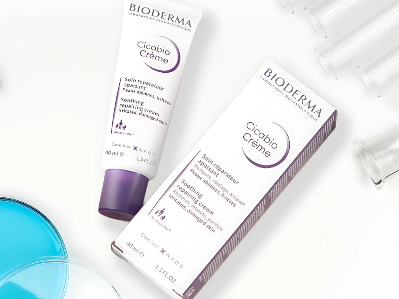9036ff4e-kem-duong-phuc-hoi-da-treatment-11 Tuýp và hộp kem dưỡng da Bioderma Cicabio Crème dùng cho da bị kích ứng, hư tổn, nền trắng, chữ tím.