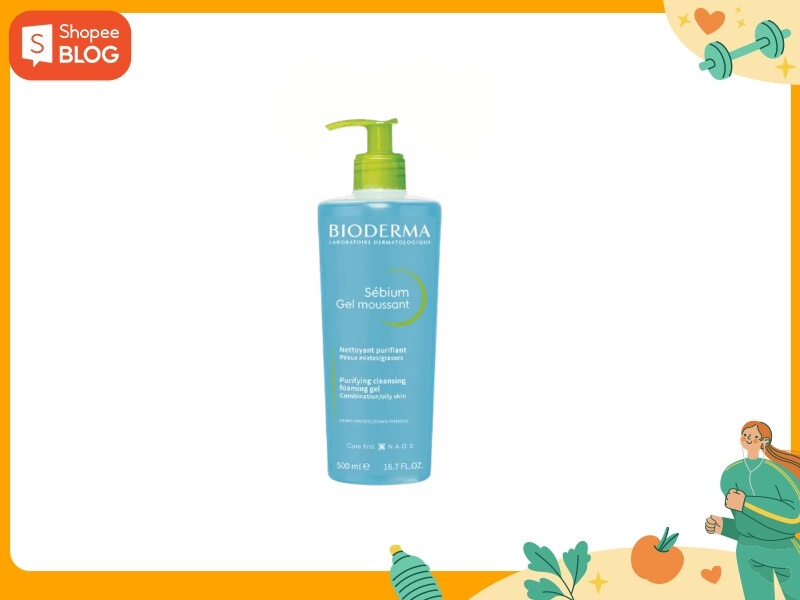 96242e16-sua-rua-mat-cho-da-dau-02 Chai gel rửa mặt màu xanh, có vòi bơm, dung tích 500 ml, nền trắng, viền cam.