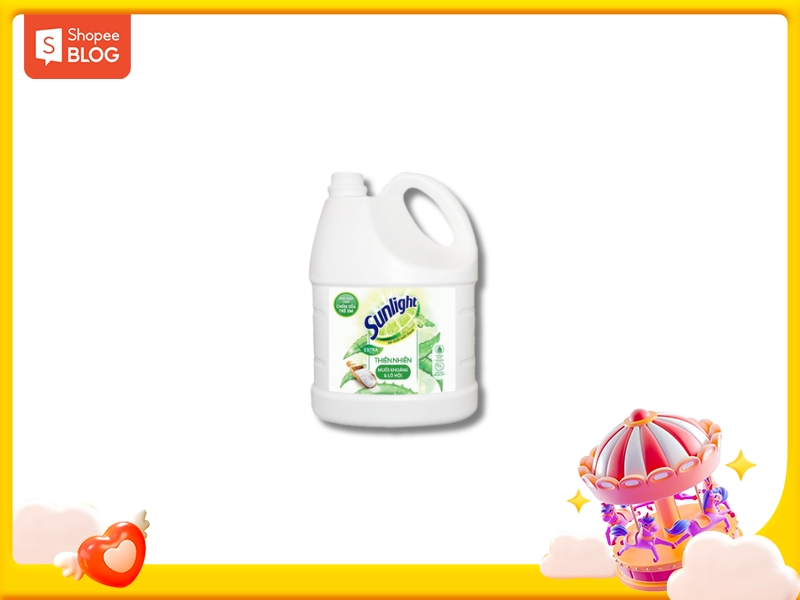 Bình nước rửa chén Sunlight màu trắng có nhãn màu xanh lá, nền viền vàng với hình ảnh trang trí góc phải.