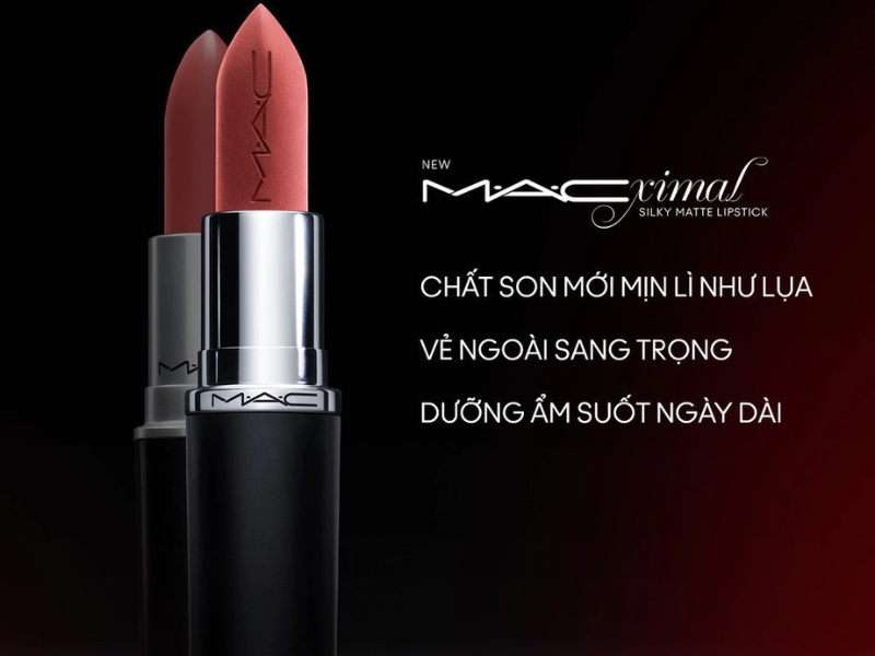 9f5e7282-son-mau-cam-dat-dep-6 Hình ảnh hai thỏi son màu đỏ, thiết kế sang trọng, kèm chữ quảng cáo về chất son mịn lì và dưỡng ẩm.