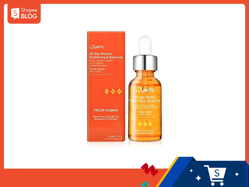 Chai serum màu cam và hộp đứng cạnh nhau trên nền trắng, có logo Shopee Blog ở góc trên trái.