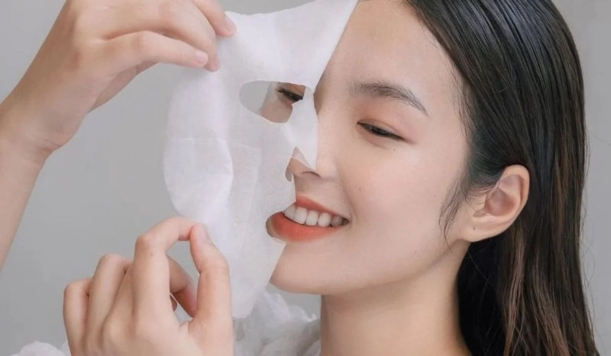 Đắp Mặt Nạ Trước Khi Trang Điểm: Bí Quyết Làm Đẹp Hiệu Quả 4 Người phụ nữ cười khi chuẩn bị đắp mặt nạ dưỡng da lên mặt, tóc xõa tự nhiên.