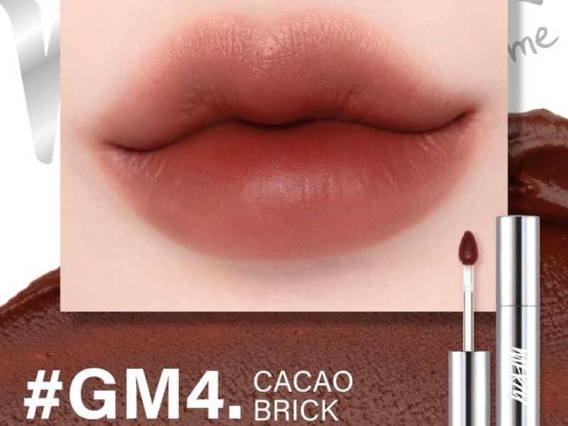 a0cb770b-son-mau-cam-dat-dep-11 Hình ảnh son môi màu cacao, kèm cọ và dòng chữ "#GM4 Cacao Brick".