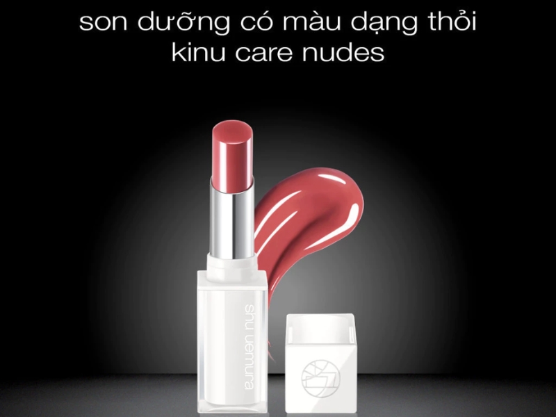 a1030856-review-son-shu-uemura-5 Thỏi son dưỡng màu đỏ với nắp mở, nền đen và chữ giới thiệu sản phẩm.
