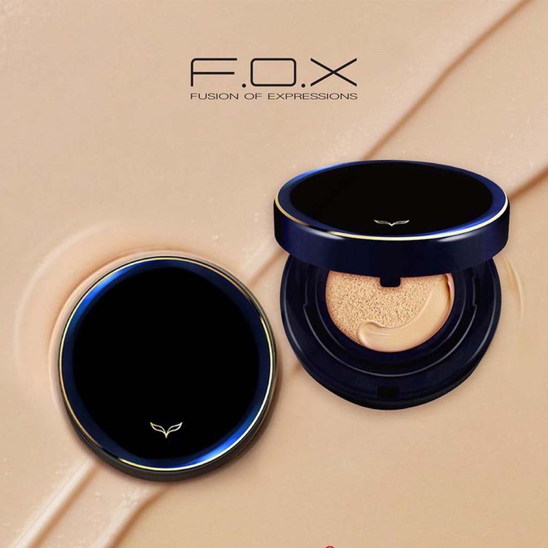 a4e4ea3d-cushion-cho-da-ngam-2 Hộp phấn nước màu đen với nền màu be, có chữ "F.O.X Fusion of Expressions" phía trên.