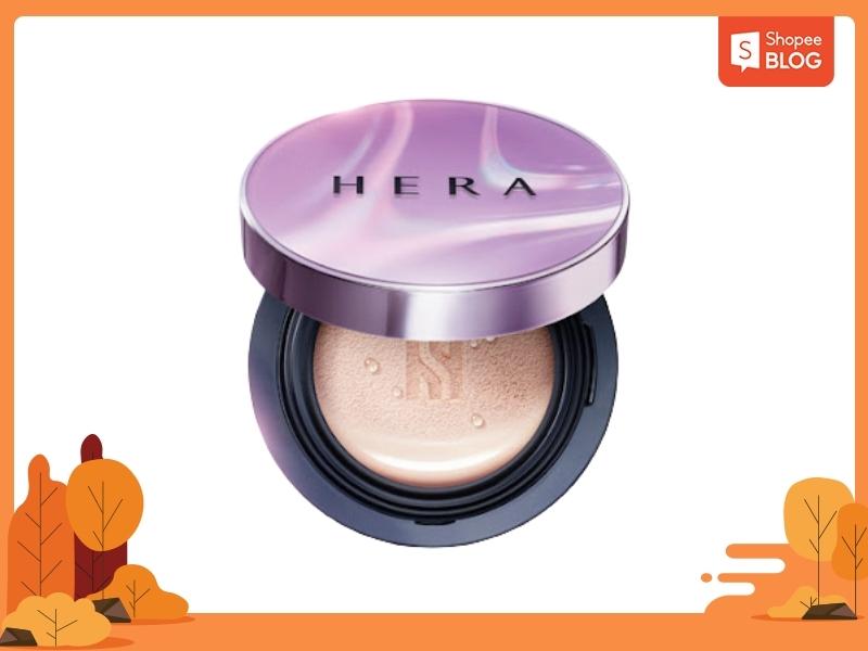 a658780e-cushion-cho-da-kho-11 Hộp phấn nước với nắp màu tím, chữ in trên bề mặt, đặt trên nền trang trí mùa thu.