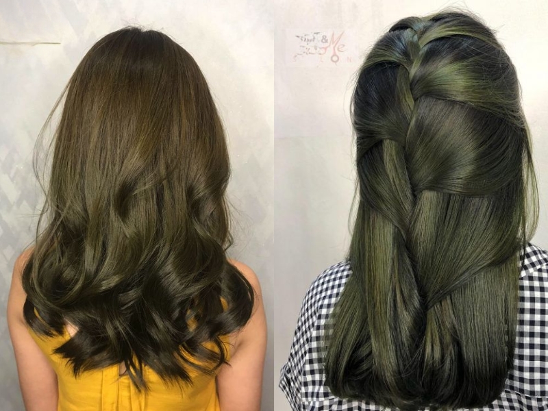 Mái tóc dài được tạo kiểu uốn xoăn và tết, màu nâu đen xen lẫn ánh xanh lá.
