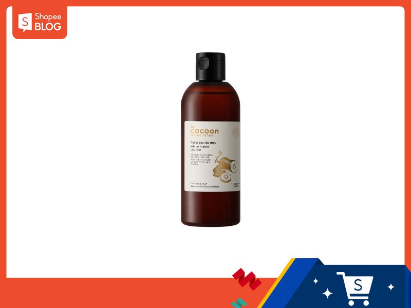 Chai gel tắm màu nâu, nhãn trắng có hình ảnh củ gừng, nằm trên nền trắng với viền màu cam.