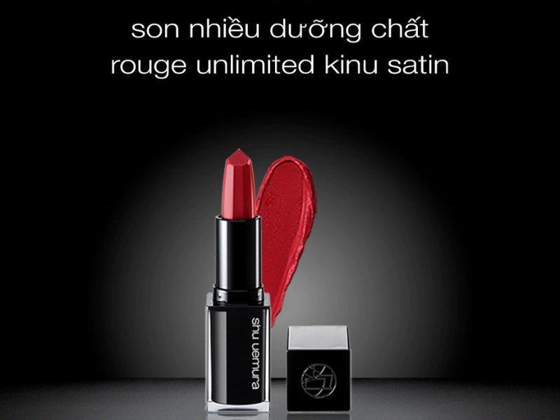 b3113268-review-son-shu-uemura-11 Thỏi son màu đỏ với nền đen, có chữ "son nhiều dưỡng chất" và "rouge unlimited kinu satin" phía trên.