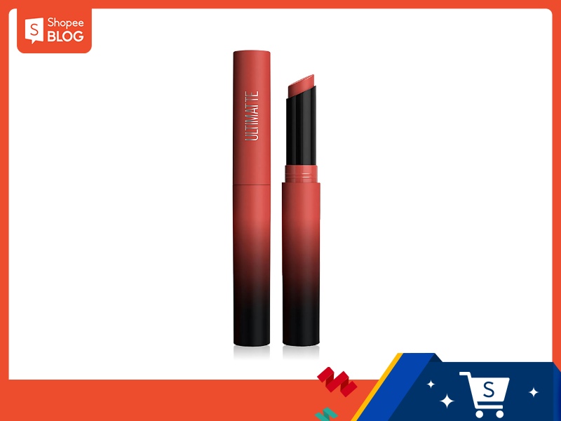 b33c062a-review-son-maybelline-21 Son môi màu đỏ cam với thiết kế hình trụ, mở nắp một phần, nền trắng, khung viền màu cam.