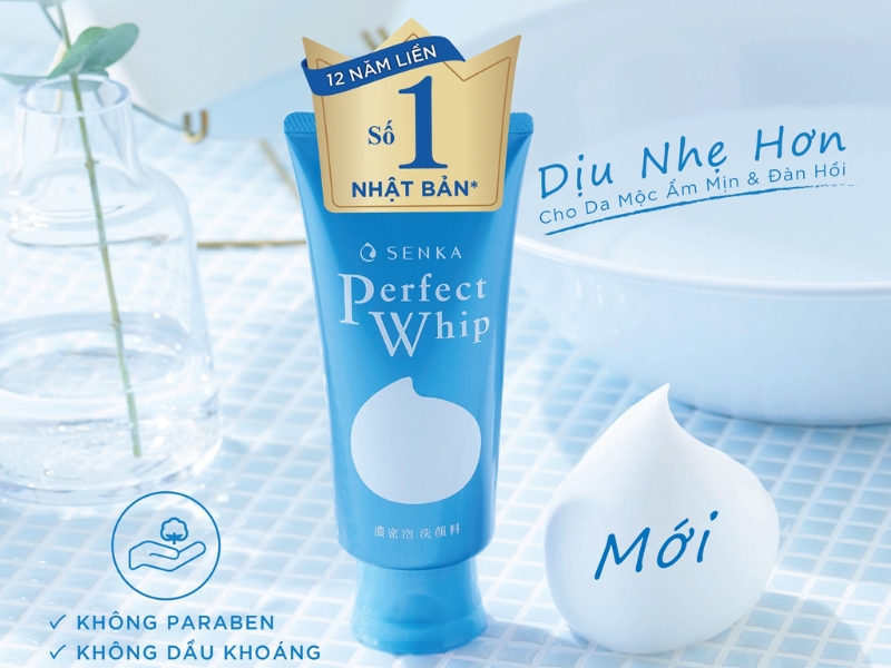 b557b3a2-sua-rua-mat-cho-da-hon-hop-thien-kho-13 Chai sản phẩm Senka Perfect Whip màu xanh trên nền gạch trắng, kèm biểu tượng và chữ viết quảng cáo.