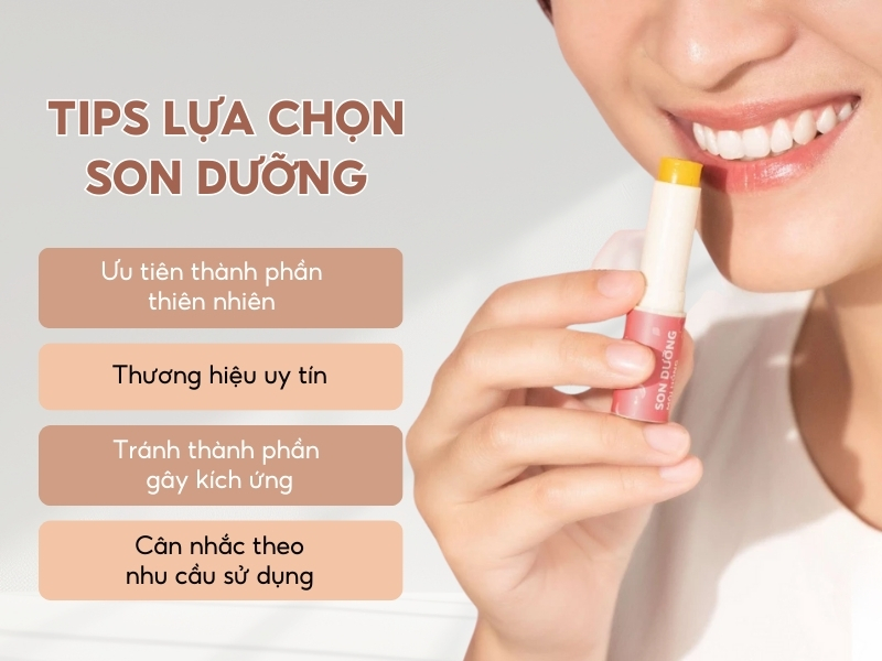 b7a7ce12-review-son-duong-moi-tot-22 Người cầm son dưỡng môi, bên cạnh là các mẹo chọn son dưỡng như ưu tiên thành phần tự nhiên, thương hiệu uy tín.