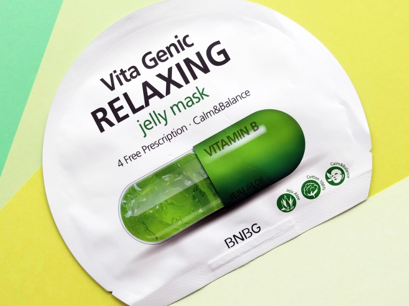 b86587a2-3 Mặt nạ dưỡng da Vita Genic Relaxing với thiết kế viên nang màu xanh, chứa vitamin B và lô hội Jeju.