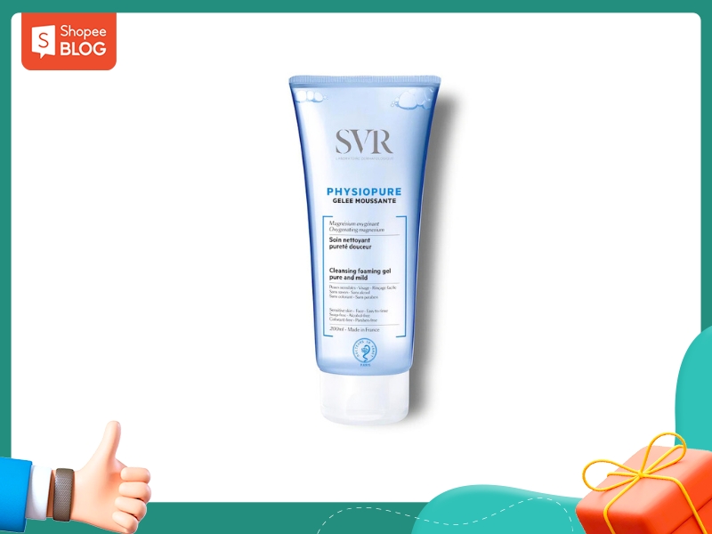 bdc32aa4-sua-rua-mat-cho-da-kho-nhay-cam-11 Tuýp gel rửa mặt màu xanh, nhãn hiệu SVR, dung tích 200ml, nền trắng, viền xanh, góc có biểu tượng ngón tay cái.