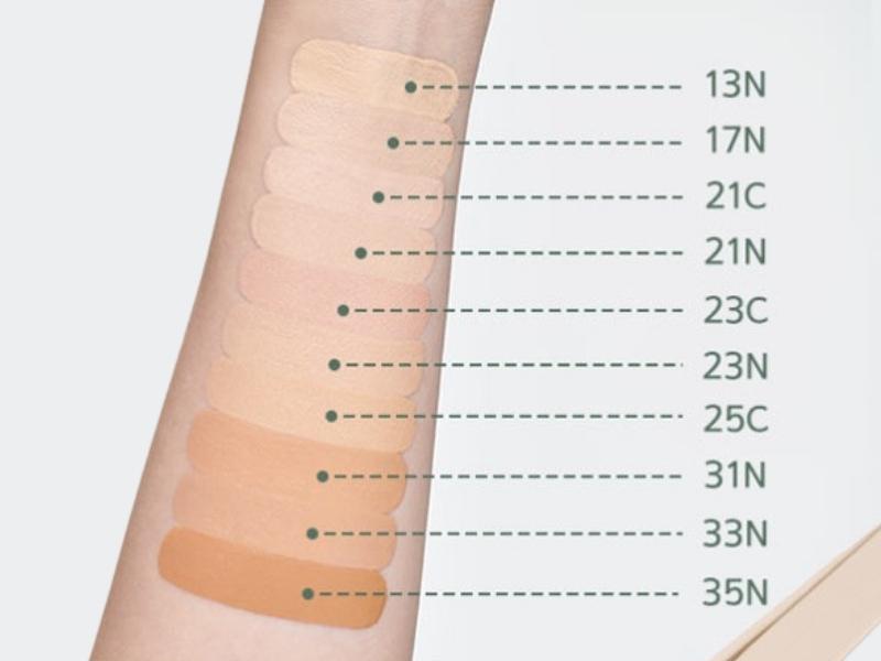 be9ad61c-cushion-cho-da-kho-6 Cánh tay với các dải màu kem nền khác nhau, từ nhạt đến đậm, có nhãn mã màu tương ứng.