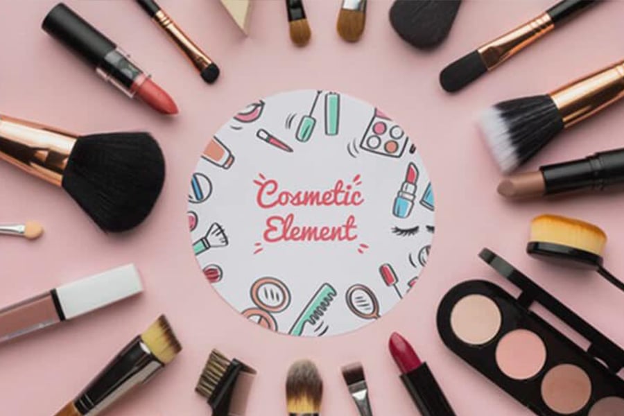 Các dụng cụ trang điểm và mỹ phẩm được sắp xếp xung quanh tấm bảng tròn ghi "Cosmetic Element".