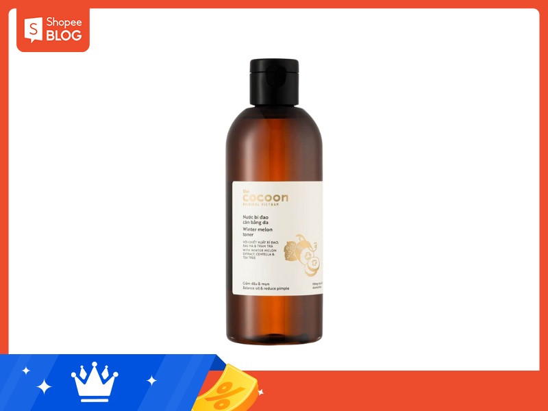 Chai toner dưỡng da màu nâu với nhãn màu trắng, nắp đen, đặt trên nền trắng.
