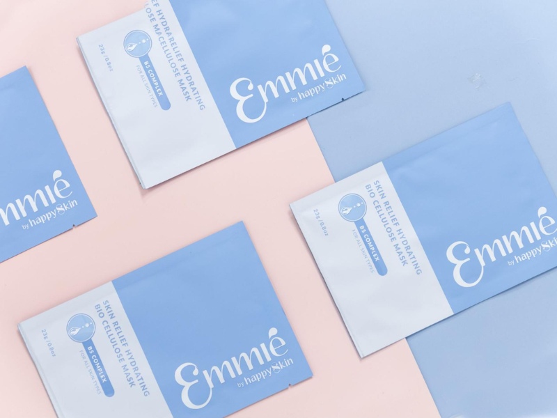 c0d2b8e1-mat-na-phuc-hoi-da-6 Mặt nạ dưỡng ẩm Emmié được sắp xếp trên nền hồng và xanh, với bao bì màu xanh nhạt và chữ trắng.