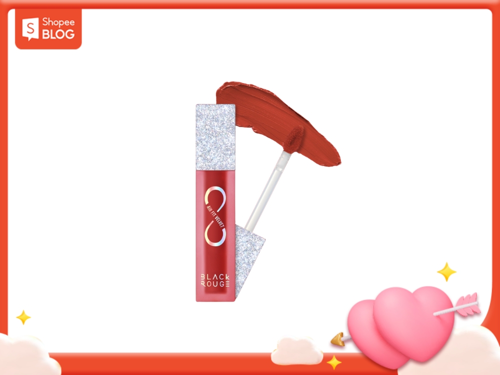 c3659f22-son-mau-do-gach-dep-6 Son môi màu đỏ có cọ, nằm trên nền trắng, với khung viền màu đỏ và hình trái tim.