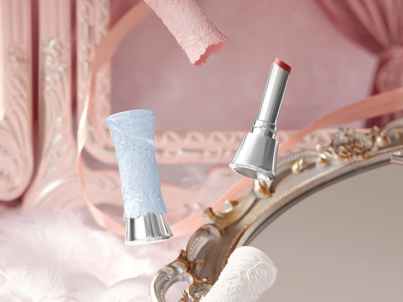 c7879547-son-noi-dia-trung-co-tot-khong-2 Son môi với vỏ thiết kế hoa văn nổi, đặt trên nền gương và khung trang trí màu hồng cổ điển.