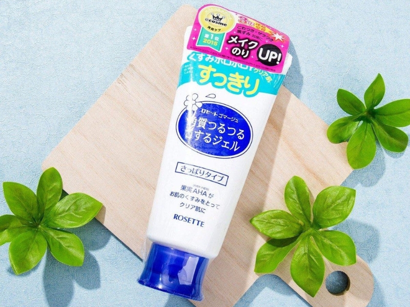 Tuýp gel dưỡng da trên khay gỗ, xung quanh là các lá xanh, ánh sáng tự nhiên chiếu vào.