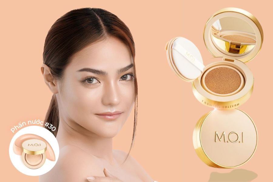 Người phụ nữ với làn da sáng, cầm hộp phấn nước màu vàng, nền cam.