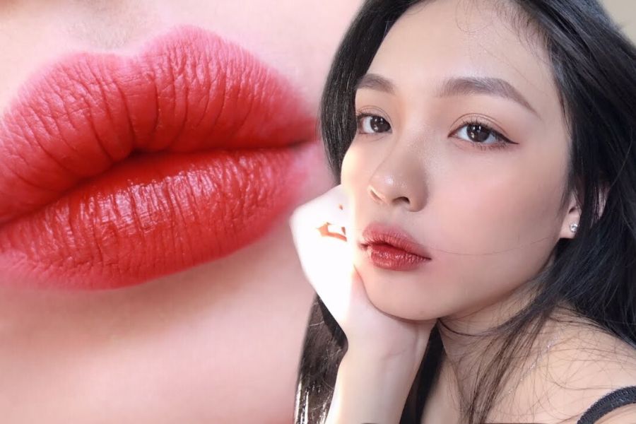Cận cảnh đôi môi son đỏ và khuôn mặt một người với ánh sáng tự nhiên chiếu vào.