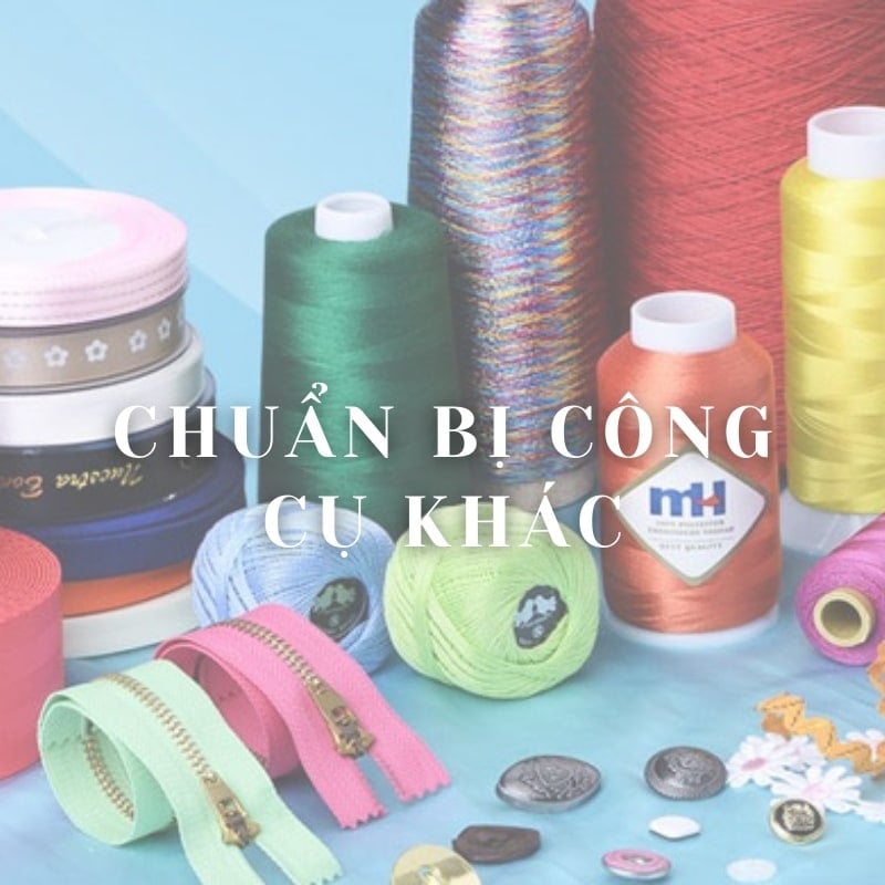 Các cuộn chỉ màu sắc khác nhau, khóa kéo và phụ kiện may trên nền xanh.