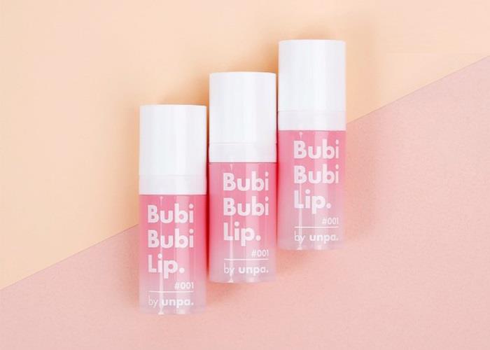 cach-su-dung-bubi-bubi-lip-2 Ba chai son hồng nhạt với nắp trắng, đặt trên nền màu cam và hồng.
