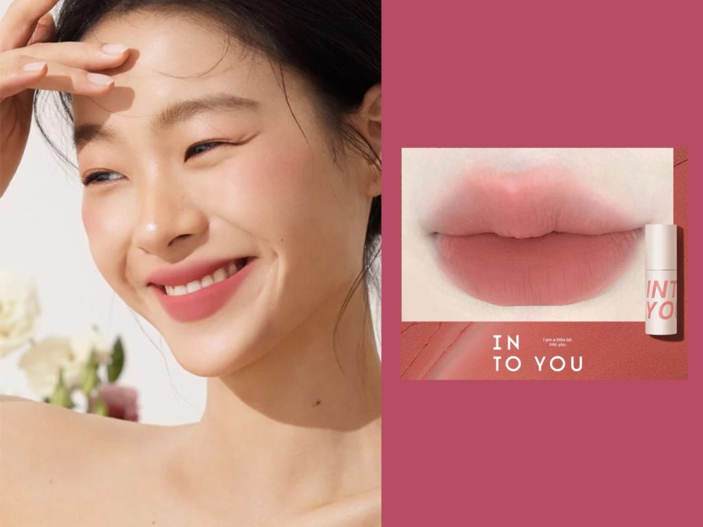 cbcd4f48-son-mau-canh-hong-kho-dep-6-1024x768-1 Người phụ nữ mỉm cười với màu son hồng, bên cạnh là hình ảnh môi và sản phẩm son môi.
