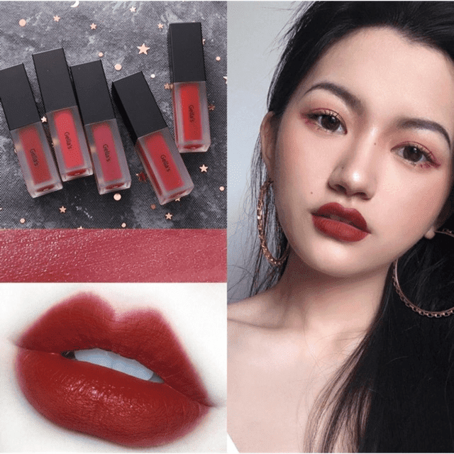 cc3a1c-loe1baa1i-son-kem-c491ang-hot-1 Bộ son môi màu đỏ và hình ảnh người trang điểm với đôi môi nổi bật, kết hợp với hoa tai lớn.