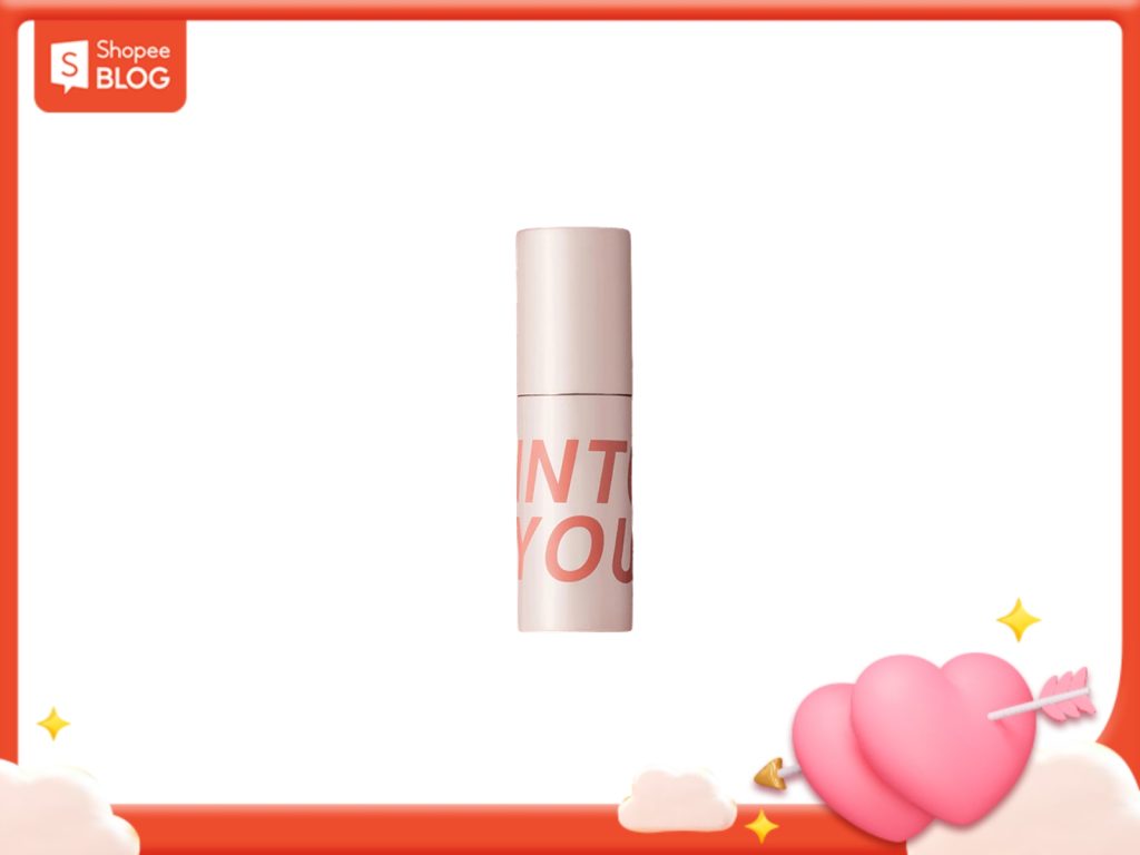 cc82e907-son-mau-canh-hong-kho-dep-7-1024x768-1 Thỏi son màu hồng, nền trắng, viền đỏ, có trái tim hồng và mũi tên trang trí ở góc phải.