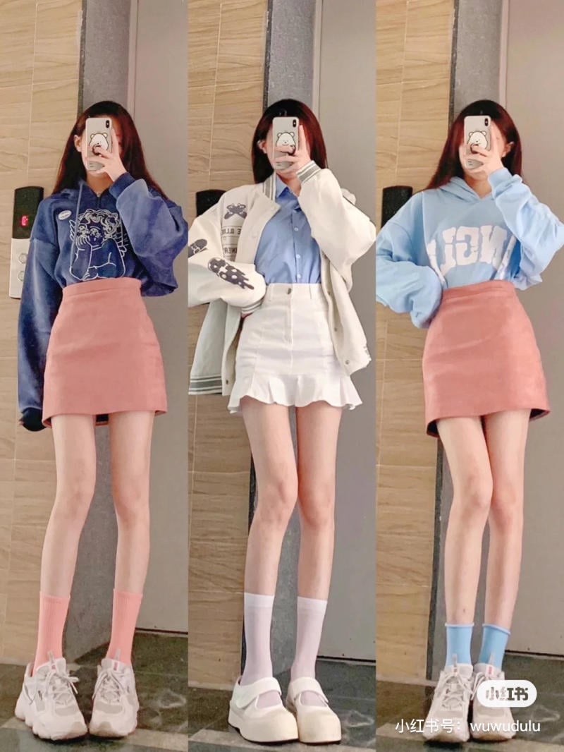 Ba trang phục thời trang khác nhau với áo khoác, áo hoodie và chân váy, cùng giày thể thao và tất màu sắc.