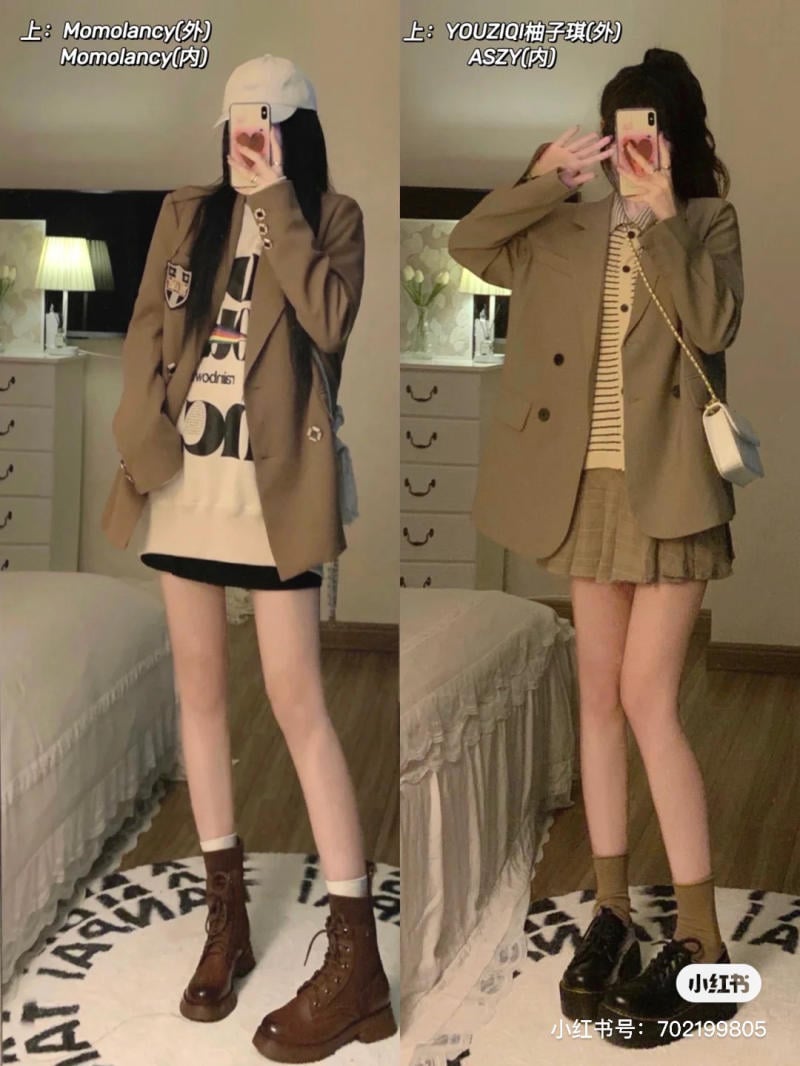Hai người chụp gương trong phòng ngủ, mặc áo khoác nâu và váy ngắn, giấu mặt bằng điện thoại.