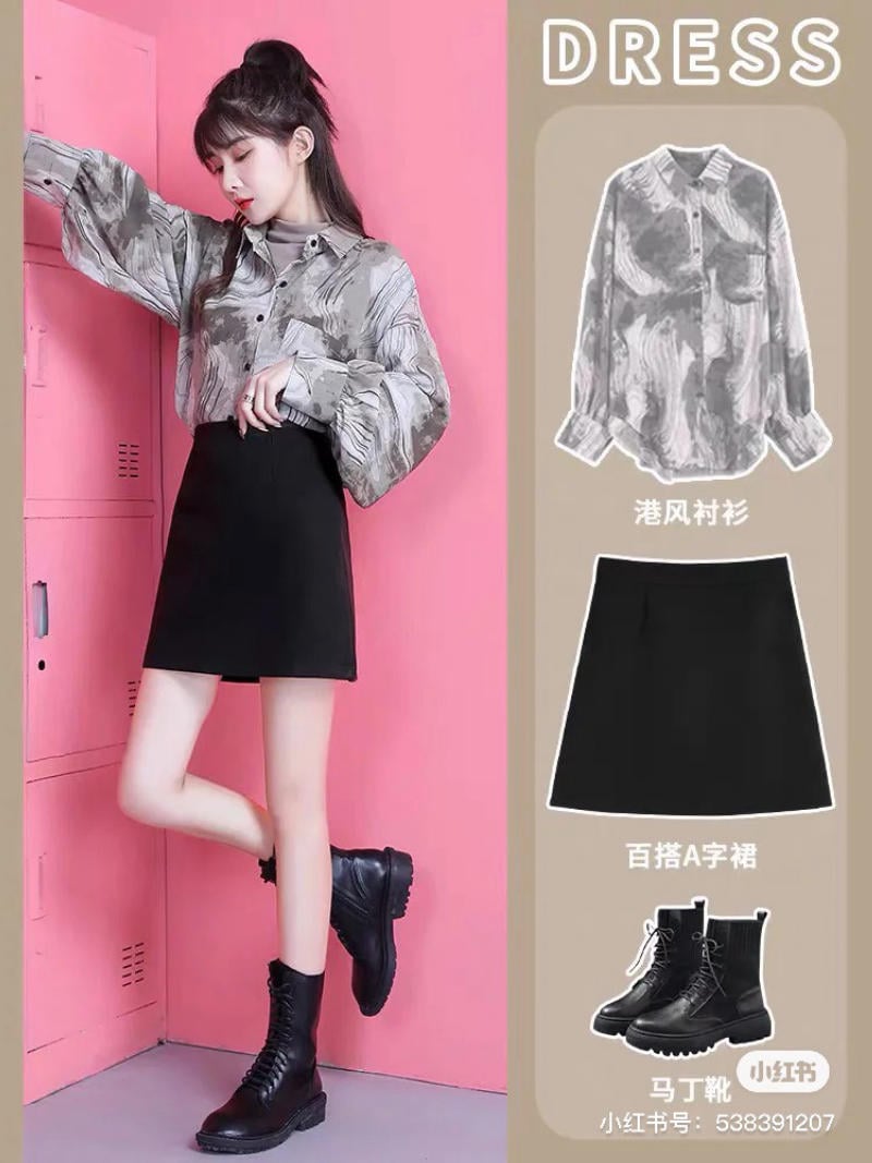 Người mẫu mặc áo sơ mi họa tiết và váy đen đứng cạnh tường hồng, bên cạnh là hình minh họa trang phục.