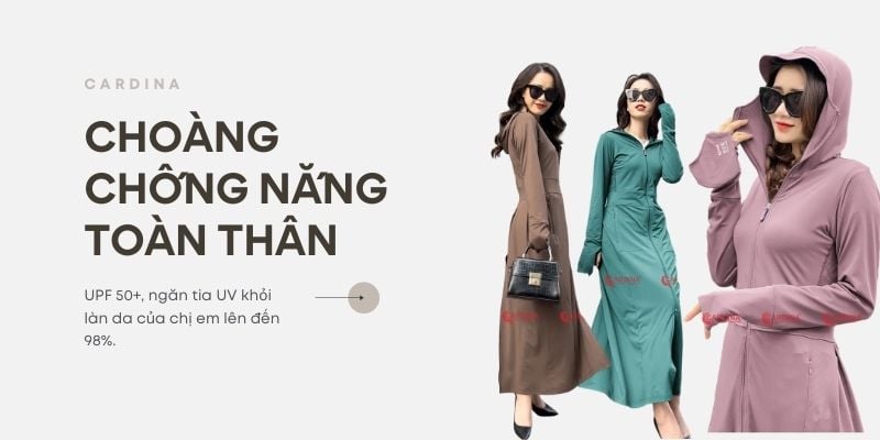 Ba người mẫu mặc choàng chống nắng dài, màu nâu, xanh và tím, đeo kính râm, đứng trên nền trắng.