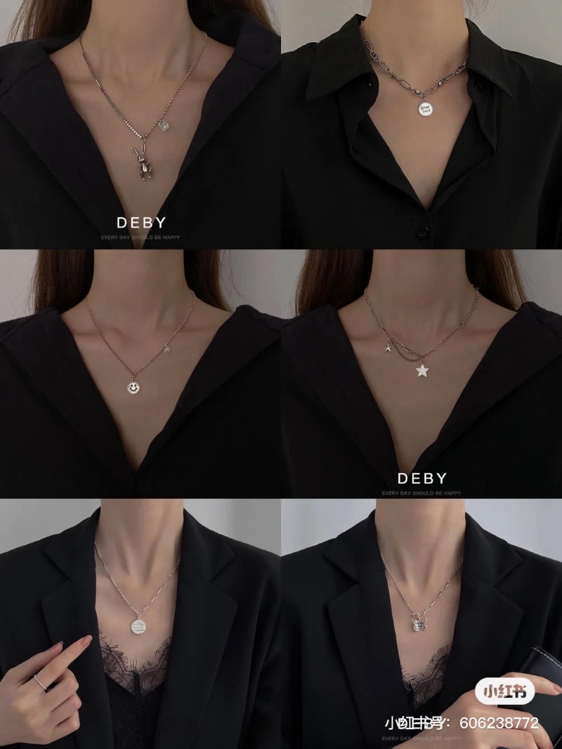 Sáu mẫu dây chuyền khác nhau được đeo trên cổ áo sơ mi đen, với các mặt dây trang trí đa dạng.