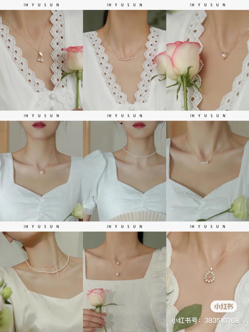 Người mẫu mặc váy trắng, đeo nhiều loại dây chuyền trang sức khác nhau, cầm hoa hồng.