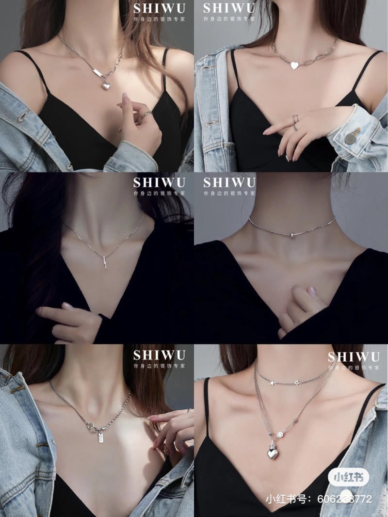 Người mẫu đeo nhiều loại vòng cổ bạc khác nhau, phối cùng áo đen và áo khoác denim.